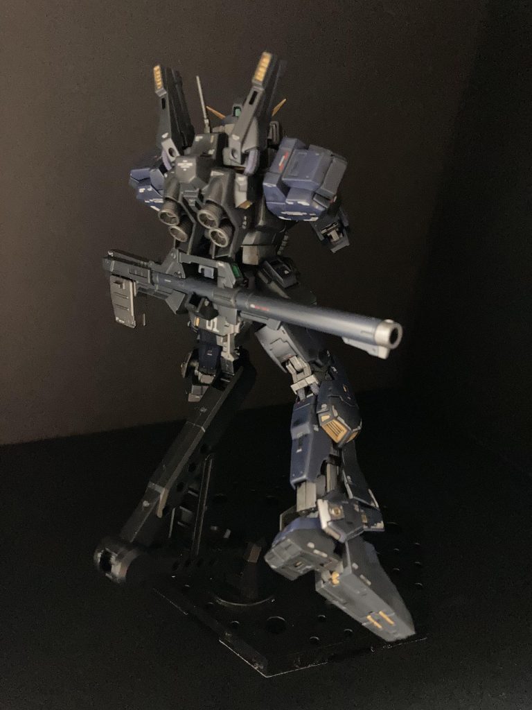 フレームはガイアのガンメタサフを。例のABSフレームなんでどうかと思いましたが、何とかラッカー塗装に成功！が、ポージング取らせる為に動かしているうちに左肘関節が割れてしまいました。粉砕でなくヒビからの割れでしたのでABS用の接着剤で固定。何とか事なきを得ましたが、やはり怖いですね…。