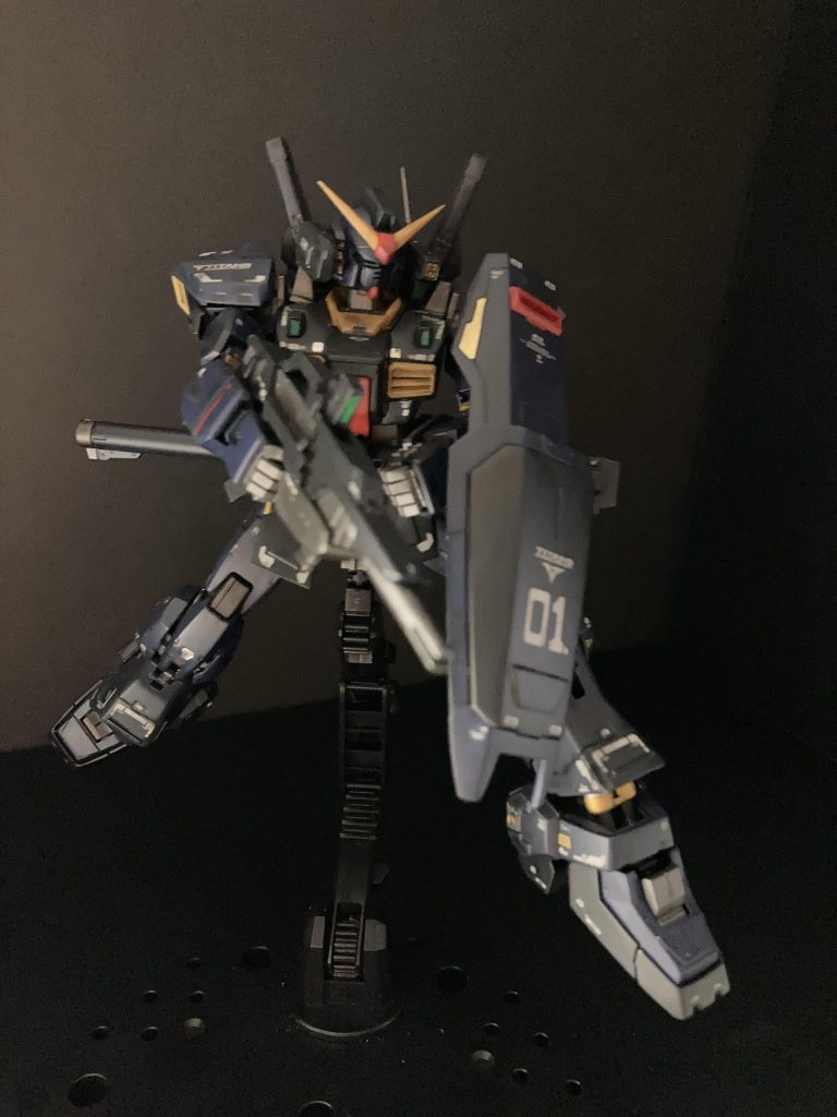 改修は前面スカート延長、前面脛部装甲延長、各所にプラ板、プラ棒貼り付けによるディティールUPを施した後、スジボリ追加、バックパック、武器類の合わせ目消し→ゲート処理含めた表面処理→塗装→デカール貼り付け→シタデルナルンオイルでフィルタリング→水性トップコートの順で仕上げました！脛部の装甲延長とスカート延長で脚長のスタイルを上手くまとめる様にしてみました。なかなか気に入ってます。