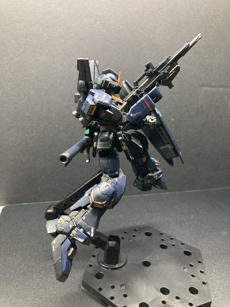 青部は濃い青と更に濃い青を使い分けてますが、照明をつけないと分かりづらかったですね。デカールはRGMk-Ⅱ用のガンダムデカールを用いました。