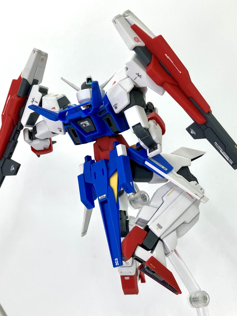 裏からみると窮屈なポーズですな