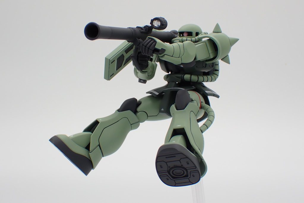 バズーカでポージング。