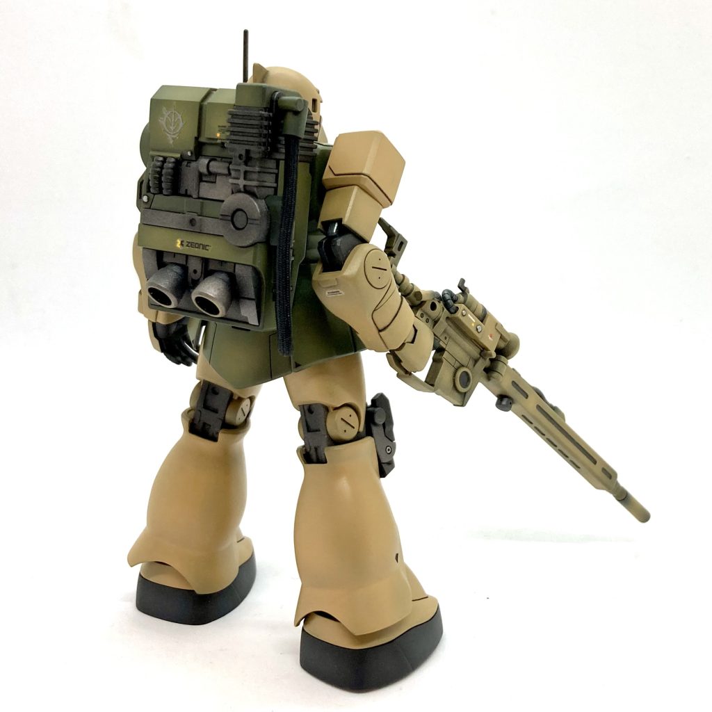 この作品の最大の見せ所です😤スナイパーライフルと大型バックパック!!…ではなく😅。。。膝裏の合わせ目消し‼️膝関節パーツとしばらく にらめっこしながら「逃げちゃダメだ 逃げちゃダメだ…」と😆