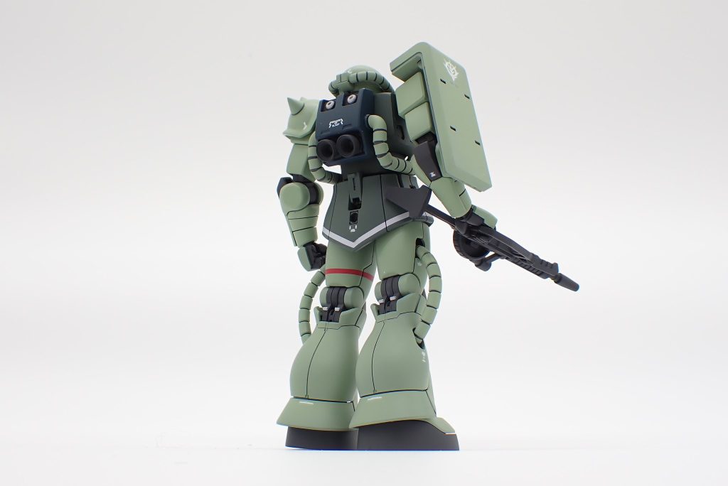 後ろ姿。鳥足気味になるように膝関節を削り込んでいます。白と赤のラインはマスキングで塗ってみました。