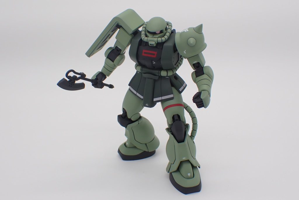 ヒートホークを構えてギロリ。握り拳はビルドナックルを使用しました。