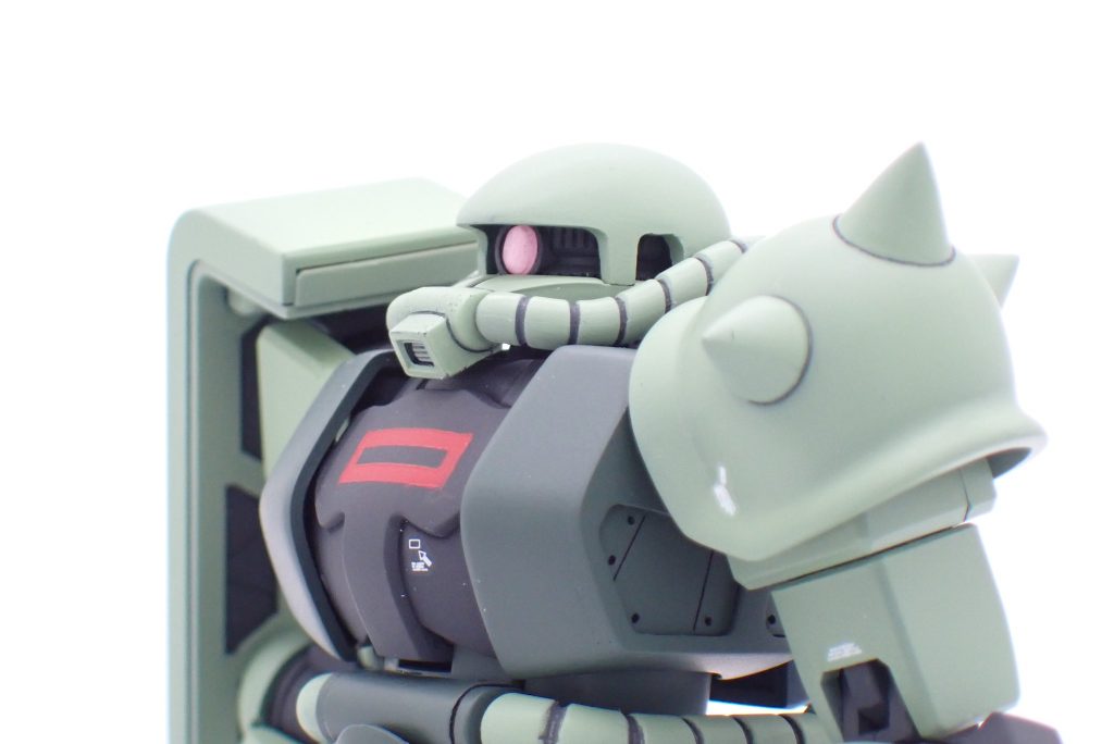 モノアイレールをプラ板で自作、庇の角を瞬着盛って丸めたのと、胴体側面にプラ板でディティール追加しています。