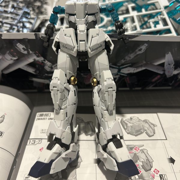 RGのフルアーマーユニコーンの製作に着手しました。パーツ数めちゃくちゃ多いですね！パーツ数が多い→製作に時間をかけられる→単価（購入代金÷製作時間）は安くなる→結果、コスパが最強やんけコレ❤️！という考え方しているので、とてもありがたいキットです。—追記①—足と胴まで作った時点で気づいた。あ、これ、デストロイモードにするの、超ムズイわ。。。とw—追記②—ハァハァ…やっと本体ができた。デストロイモードへの変形がゲロむずなので、本体をとにかく先に完成させてデストロイモードに固定させました。RGユニコーン、恐るべし難易度。明日以降は各種兵装を作成していきます。—追記③—ようやく組み上げました。なんだこのボリュームwwwwww 兵装の作成に心が折れそうになりました。明日以降は兵装にスミを入れて、デカール貼って、ツヤ消して…完成させます。未開封サイコザクがあるんですが、作るのが怖くなってきました。（2枚目）