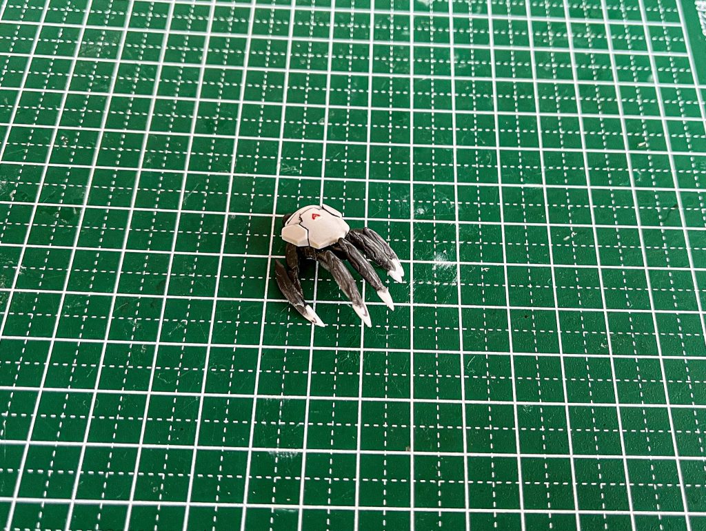 爪はプラ板で延長