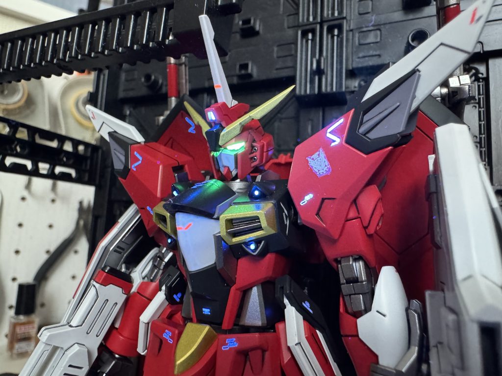 コンパスのエンブレムは例によって、RGインパルスspec2から拝借顎の部分は初めてみた際から長すぎる印象があったのでだいぶ短めにカットしました