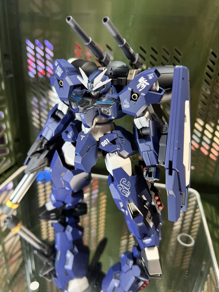 カラーはティターンズブルーの缶スプレーで塗装。最初は使いにくいと思いダメかと思ったけど、まあまあキレイっぽく塗装するコツを掴んだかな👍🏻