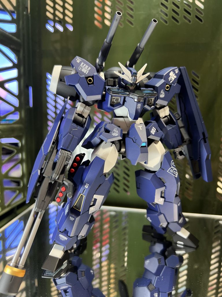 スパロボのノリで地球圏各地で多発する原因不明の空間転移現象により、いくつかの並行世界が一つになった世界。UC0098、空間転移現象により出現した未知の勢力に対抗すべく新設されたロンドベル治安維持遊撃部隊しかし急造部隊ゆえに戦力不足は深刻なため、並行世界にあったオックス.アース社からアナハイムに提供されたのちに調整され、ロンドベル治安維持遊撃部隊において試験運用のため配備された機体。という妄想であります😅