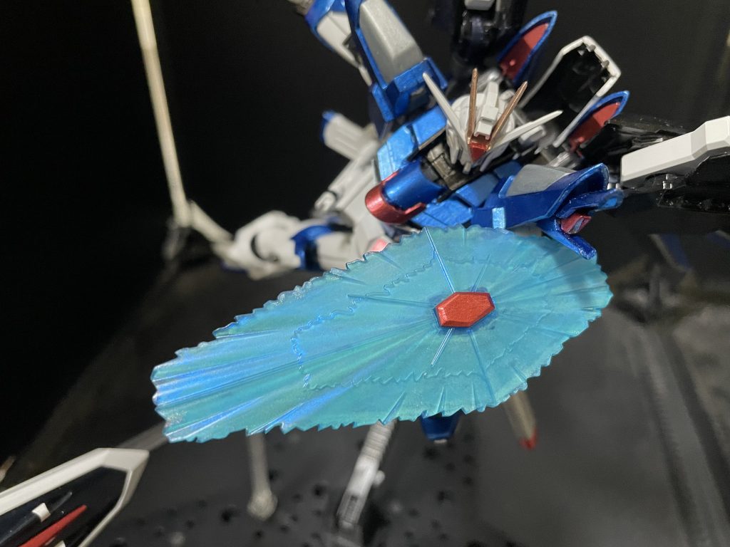 インフィクタス ビームシールドのクリアパーツには裏にガンダムマーカーEX光の翼ホロブルーを採用したことにより煌びやかを実現しました。