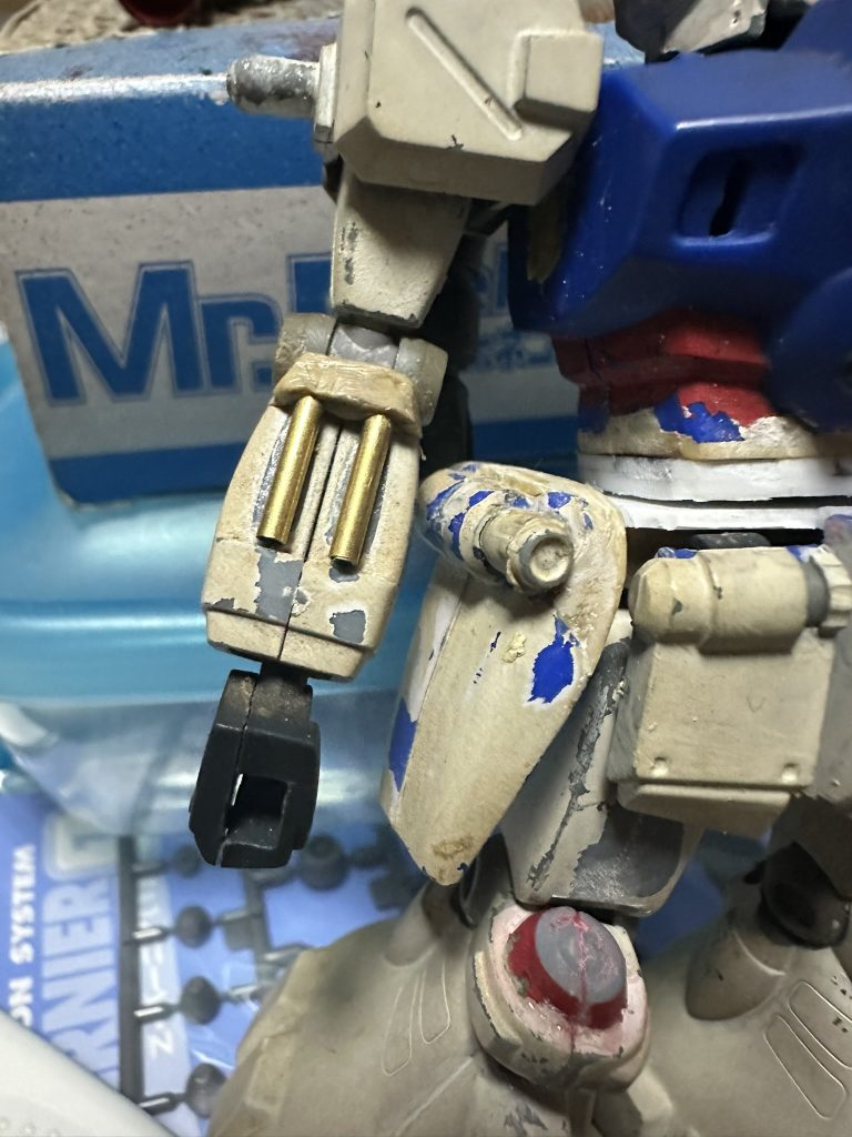 腕の元々あった可動パイプの造形がショボかったので、手持ちの金属製パイプに置き換えました。