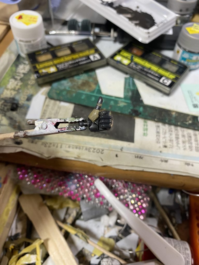 自分の場合はこんな感じに指の関節部分をデザインカッターなどで関節を切り落としてパテでもりもりして形にした感じです！