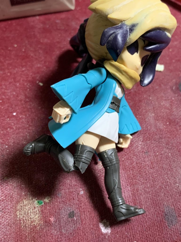 ぷちりっつシリーズはひじ可動はありますが、ひざは曲がらないので無理矢理関節を入れました。