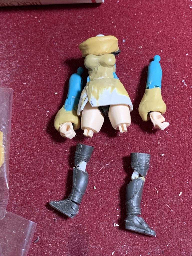 太ももに回転軸はありませんが、ひざに関節を入れた状態です。関節パーツはプラ板とステンレス棒で作っています。