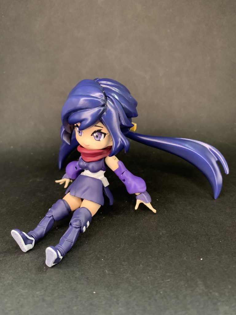 腰にも可動ギミックを入れているので座りポーズも可能です。