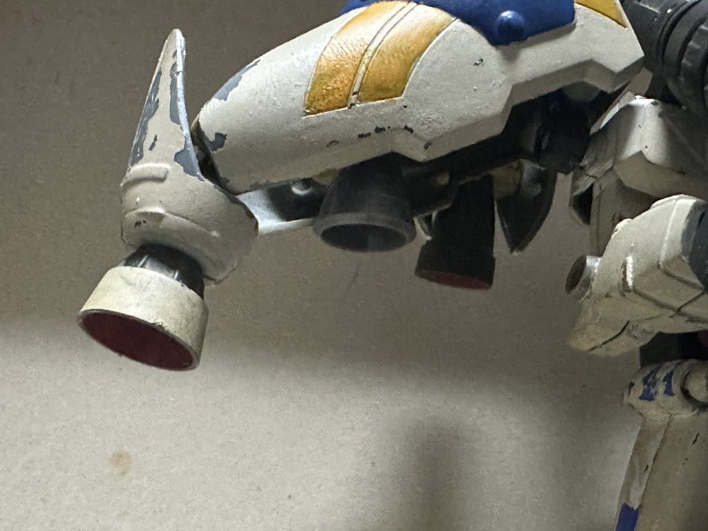 途中の画像ですが、キットでは一体化されているバインダーも切り離して可動可能にしました。またオミットされていたバインダー内バーニアも可動展開できるように追加しました。
