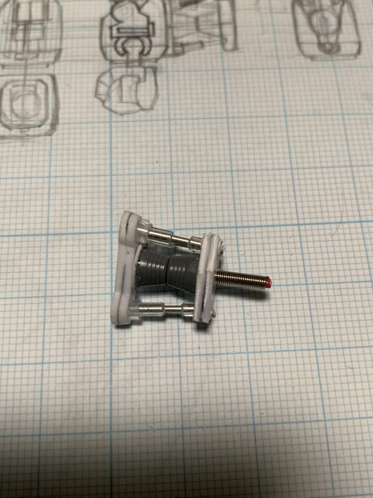 もっともこだわって作ったのがビームシールドの基部です。シリンダー部分は飾りではなく動くようになってます。中心のスプリングと針金で角度変更が可能で、その際にシリンダーも伸び縮みする。という感じです。