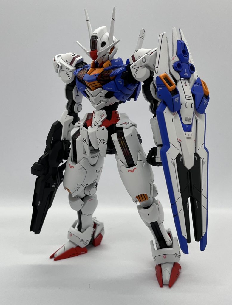 ここからは白背景で。今回もほとんどガイアカラーを使用して塗装しています。肩の赤いセンサー部分はメタリックレッドで塗装した後UVレジンを上から固めています。
