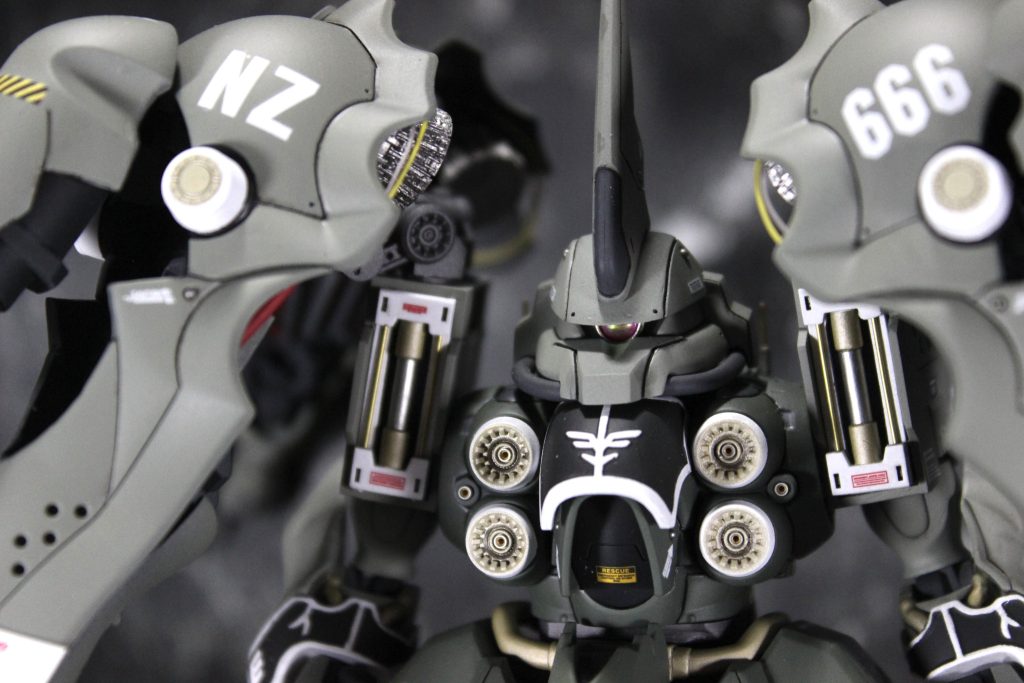 上半身です。特に注目を集める顔では精密感を特に意識し、段落ちからのスジ彫りやVCドームとSPプレートでのモノアイの改造を行いました。顔の下回りのところはなんかぼってりしてかっこよくなかったんで切り取り、動力パイプが通ってることにしました。胸の部分の白いところは構造が簡単だったんでデジモでパーツを置き換え、中心にはICソケットピンを入れています。肩のところは後述します。