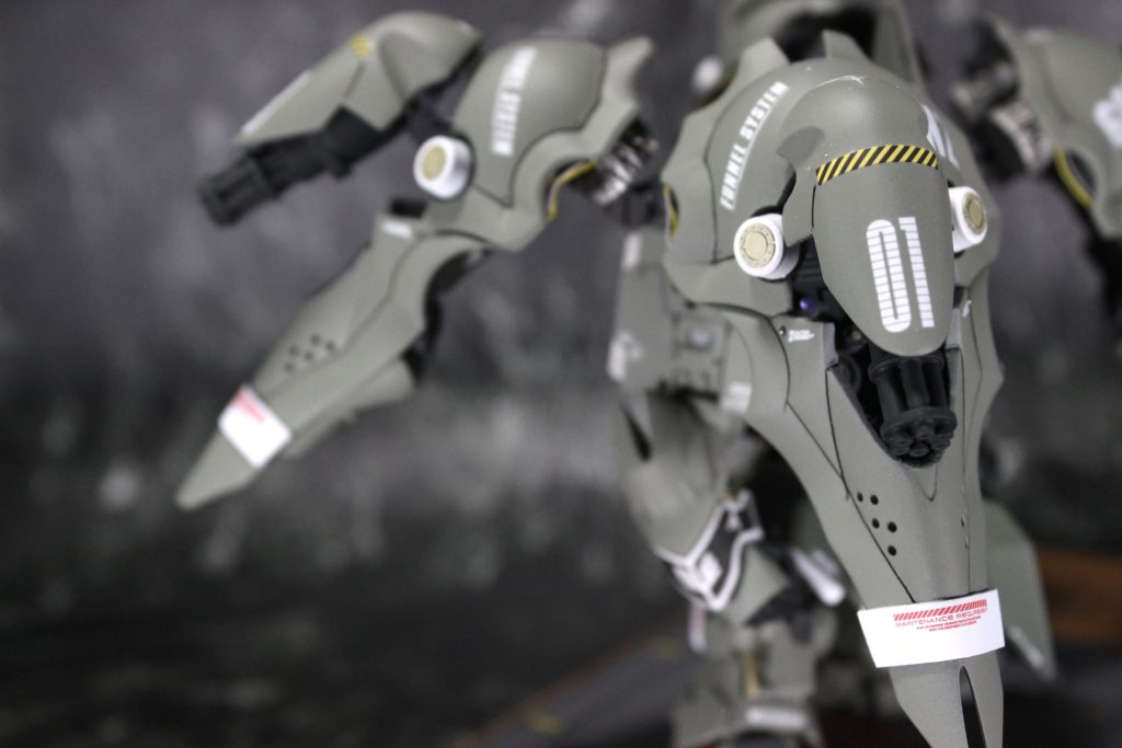 クシャといえばバインダー開くだろ!ということで挑戦したバインダーです。1個目はタガネで少しずつ削り開けましたが、見事に心が折れ、よくオフ会で写真を撮ってくれる制作スペースのPlastaさんに行って超音波カッターをお借りして解決しました。勝手な妄想(性癖)で、開いたバインダーからガトリングが出てきたらアガるなぁと思い、こちらもデジモで簡単に作成しました。