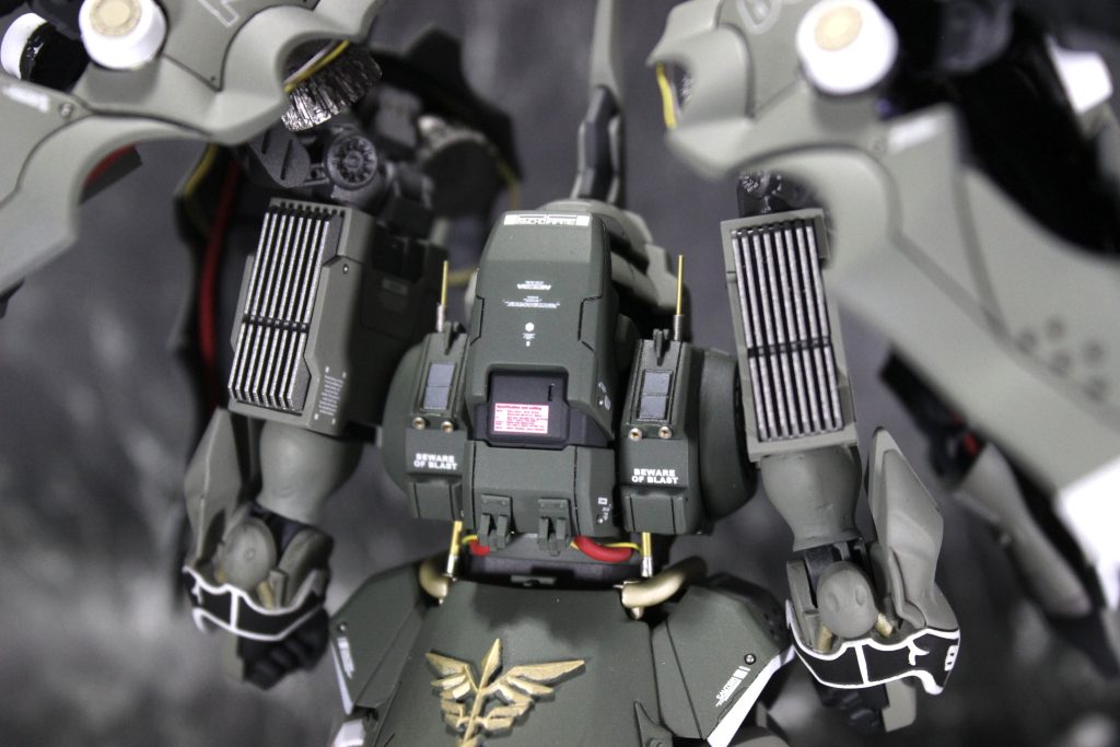 背面はじっくり見る時に効果が出るといいなぁと思い、ゲショゲショ感をたくさん出すために腰部にコードや真鍮線でパイプやシリンダーを増やし、両肩にはアンテナを設置しました。肩は密度感を意識してヒートシンクをデジモで自作しました。この大きさはきっとクシャ以外では使わないんだろうなぁ…