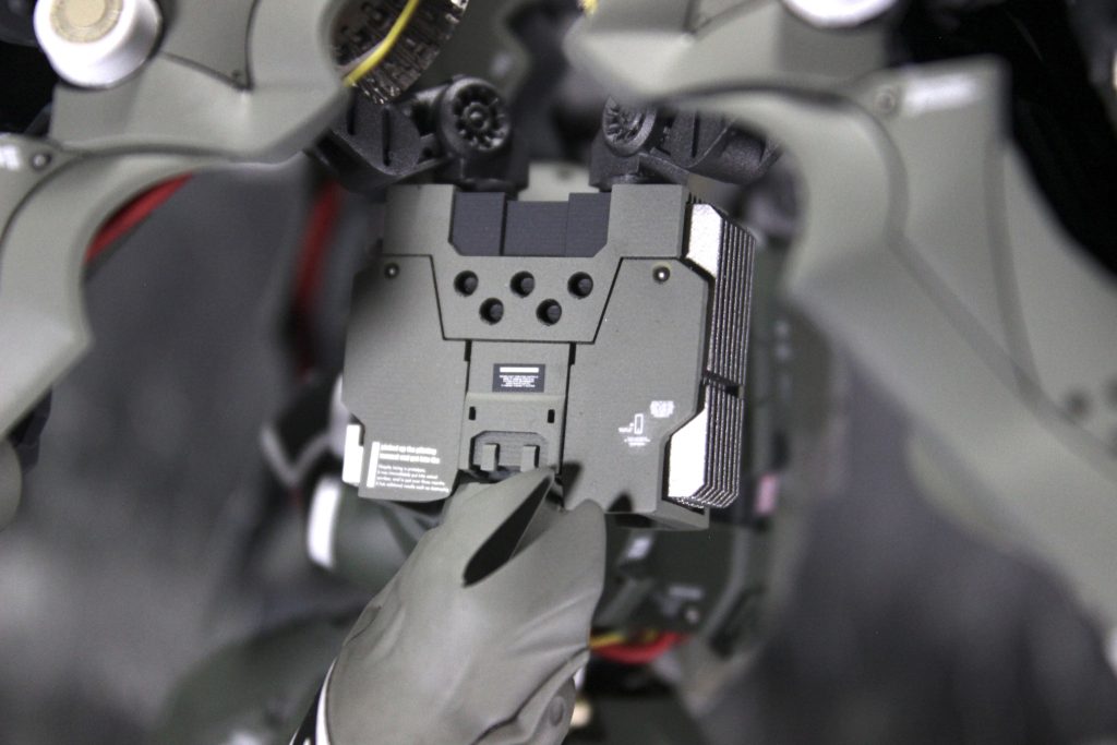 また、肩の接続位置をデフォルトよりも後方になるようにして、立ち姿がシャキッとするようにしました。その関係で肩パーツは本体、前のシリンダーのとこ、後ろのヒートシンク全てデジモで置き換えました。せっかくなんでデジモの段階でディテールをたくさん追加。幅0.2mm、深さ0.5mmくらいがしっかり見えるラインでした。