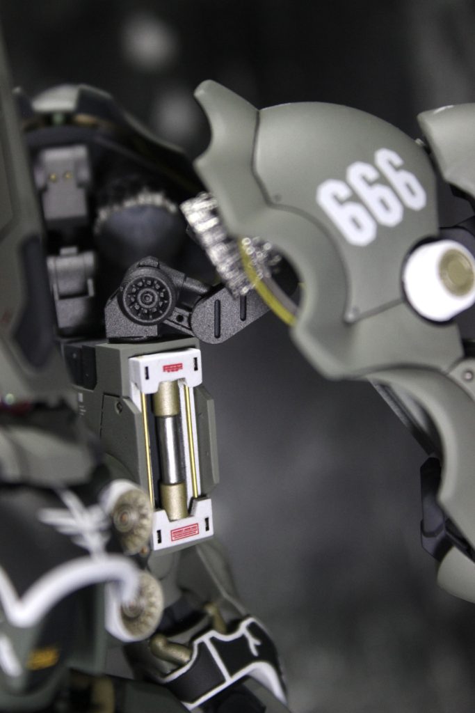 後述すると言っていた肩です。ここは本来のデザイン的にのっぺりしているので大チャンス!と思い、シリンダーや補強のパイプ、スリット、マイナスモールド、赤デカールと情報量満載にして、注目がいくように意識しました。肩からバインダーの接続パーツはいかにもSDな感じのものだったんで形だけトレースして、いかにも動きそうな感じのものを作りました。