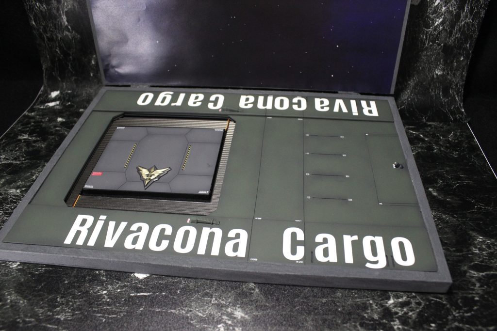 今回は完成がギリギリだったんで土台は超簡単にガランシェールの一部を再現しました。2つ折りの額縁のようなものをダイソーで見つけてきたので、そこにプラ板重ねたり、スジ彫りしたりで雰囲気だけ伝わればいいなぁと。幸いなことに先日の粉模展でみずきさんのガランシェールを生で見て、たくさん写真撮ってきてたので資料には困りませんでした。背景には宇宙の画像をプリントしたものを貼りましたが、画角的にはもうちょい大きいものを背景にできるといいんだけどなぁ。何かアイデアがあったら教えてください!