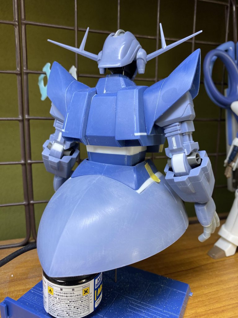 あまり切り刻まないでどんぶり型のスカートをお椀型にするためにスカート下部で4㎜アーチ状にカット、上部でアーチ状に4㎜足すことにしました。スカート上部が狭まったことで腰部もスリム化しています。 