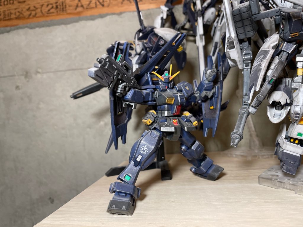 最終ディスプレイ状態。シールドブースター1個、ノーマルシールド2個装備。トライジェットブースターは別のキットに取られてしまいました。A.O.Zの基本量産機の姿です。