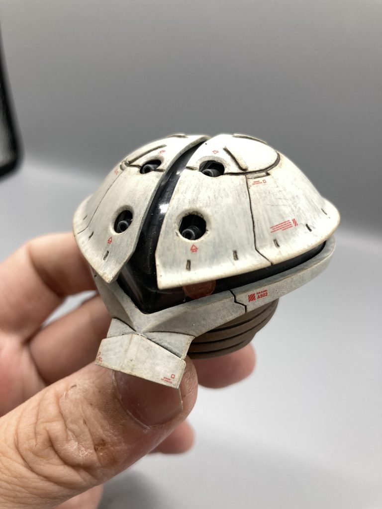 頭部。スジボリとプラ板による凸モールドを追加。