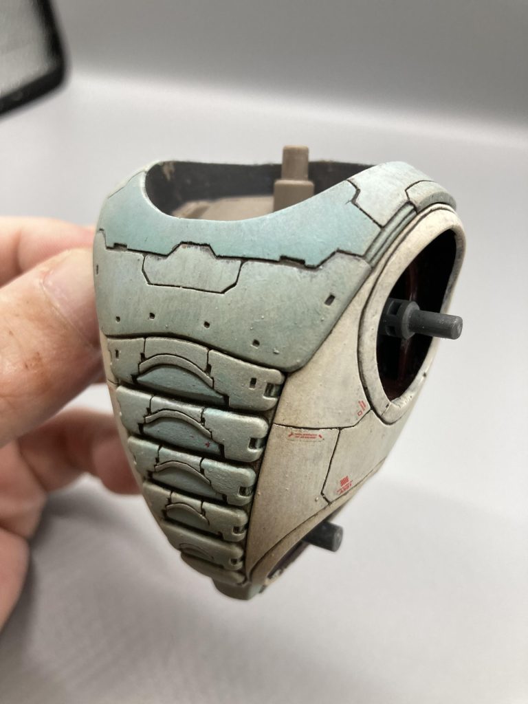 胴体。卵形で可愛い。腹部の5段腹を掘り込み有機的な雰囲気に。