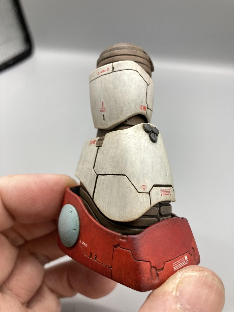 脚部。図らずとも足の色がメルカリのような配色に。内部フレーム（？）の後ハメ加工が難しすぎたので、モールドを掘り込んでお茶を濁しました。