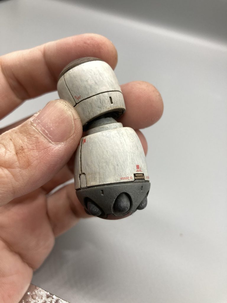 腕部。ドラえもんみたいで可愛い。スジボリをメインにディテールを追加。