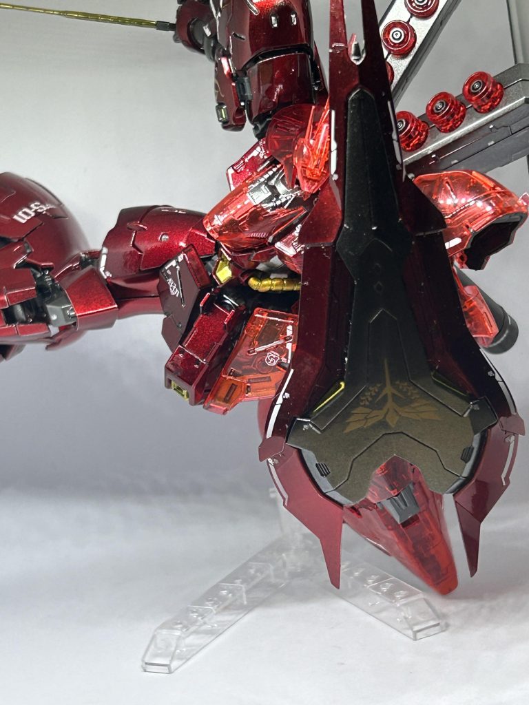 噂には聞いておりましたがやっぱり凄いキットですねこの子は…こんだけ装甲盛っといて可動域も申し分無いのか……!と思ってちょっと動き付けてみたら撮影ベース君が根を上げたので今回ほぼ素立ちだけみたいになってるかもです。