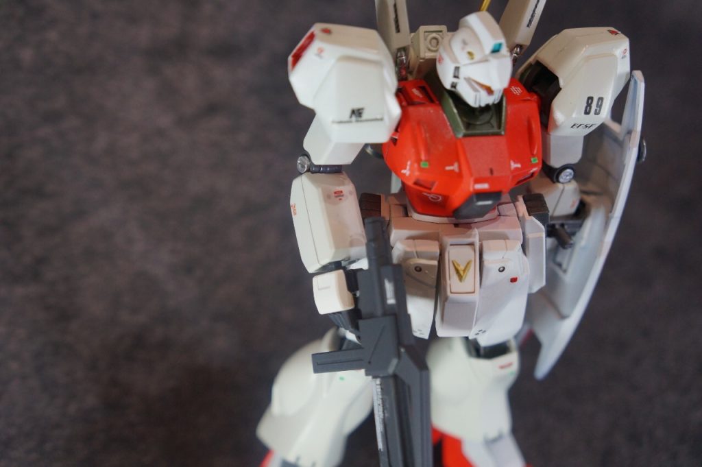 そこで、高性能機として名の知れていたジム・カスタムをベースに開発が進められた。駆動系や操作系を最新のものに見直すため、頭部以外が優先的に改良が施された。