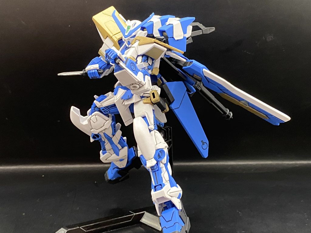 アーマードシュナイダーを構えて傭兵としてクロスレンジの武器も欲しいのか太ももに増設してまで装備している実体ナイフ