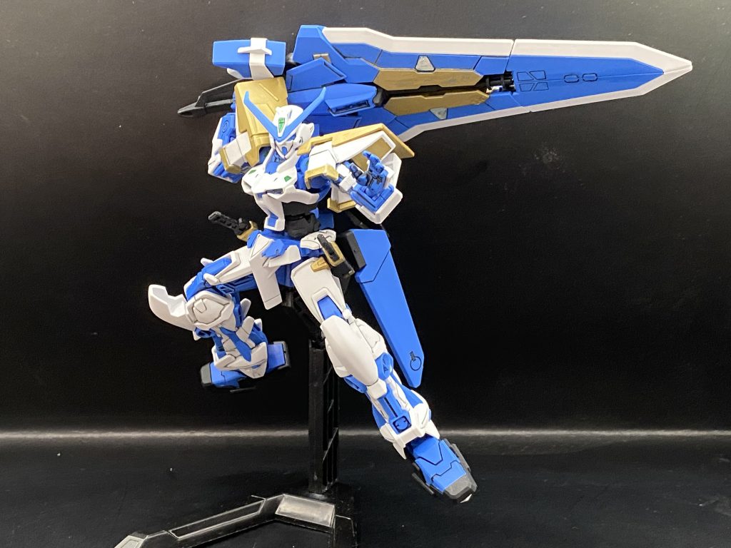 タクティカルアームズを構えてポーズやはり大剣はロマンがありますね。保持力は難しいですが専用の保持台も着いてるのでその辺はカバーできてます。