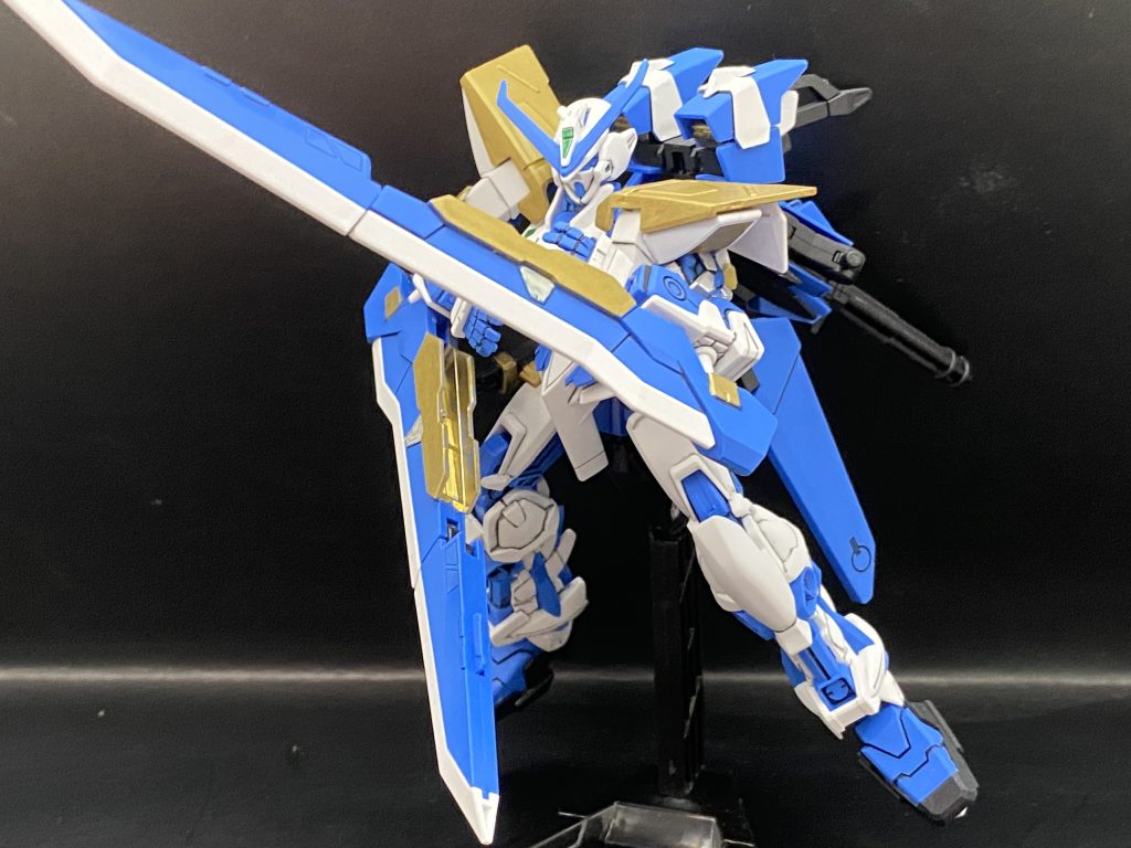 タクティカルアームズを両腕に装備するセカンドリバイみたいな形態セカンドLの頃にはなかった機構ですがプラ棒だけで再現できる簡易改造なのでついやってしまいます。