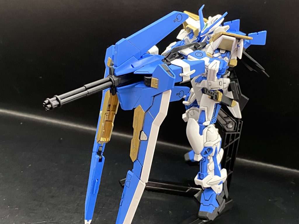 そしてタクティカルアームズのもうひとつの姿！実弾とビーム弾の両方を撃てる仕様により相手の特殊装甲をもろともしないというFT装甲対策バッチリの万能武装！オレンジ部分がどうしてもおもちゃ感強く感じてしまったのでゴールドで塗ってメカ感を強くしたかったという感じの部分塗装につや消しを吹いてフィニッシュです。せっかく組みましたが彼はこの後のミキシング素材なのでこの姿は見納め。個人的にはブルーフレーム関連はブルーフレームDをHGに欲しですね。MGでは出ているんですがレッドドラゴンがHGに来たのでこちらもありえなくは無いはず。