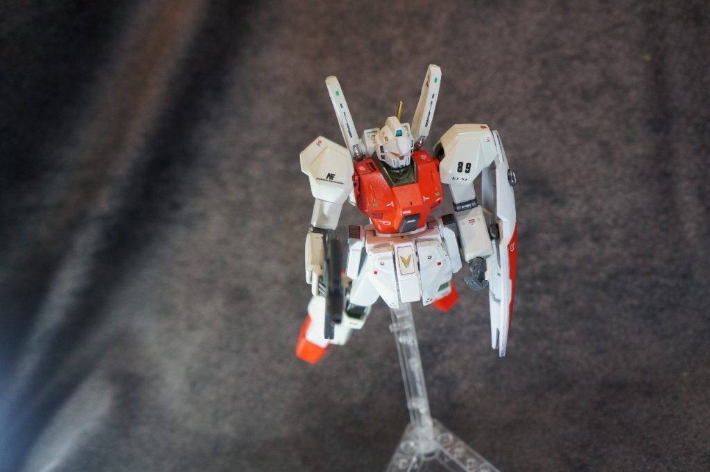 ジェガンやジムは派手なポーズよりもバーニアでの移動やビームライフルでの射撃のイメージが強いと思います。