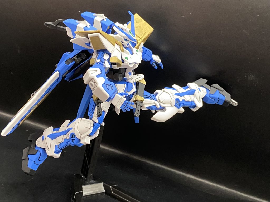 さらに足先にまで仕込んでいる実体ナイフ継戦能力を重視してエネルギーの要らない実体武器を仕込んでるあたりが傭兵らしい改修ですね。