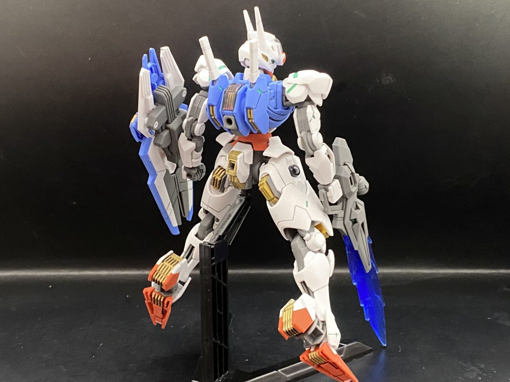 全身を前後から必要以上の武装がないためかなりスッキリとした印象ですが曲線の多い女性的なデザインをしていますね。