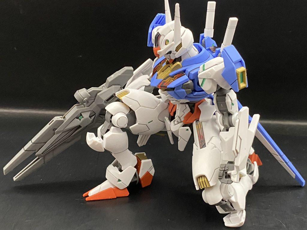 改修型のようなポーズで座らせてみたりHGで綺麗に膝立ちが決まるのは流石の最新キットと言ったところ。各種部分塗装がしにくいところは付属シールでほかの箇所は部分塗装で仕上げつや消しを吹いてフィニッシュです。この後ミキシングするのでこの姿も見納め。