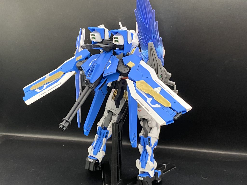 全身を前後からバックパックに背負えなくなったビームライフルは腕に格納できるように。タクティカルアームズは背負うとだいぶ迫力が出ます！