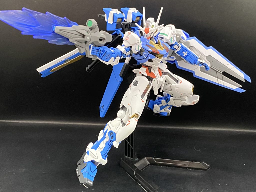 そしてエアリアルのビームライフルを構えるとこうなります。腕から外して撃つ感じですね。