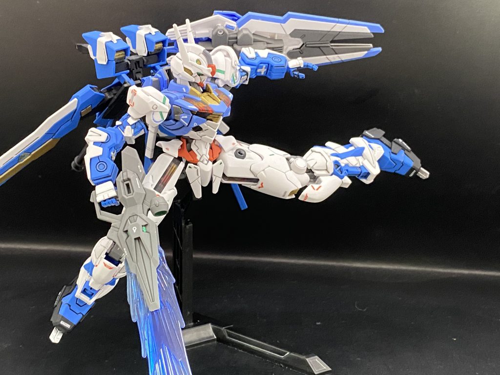 相手のブレードアンテナを壊せばいいのであらゆるところに武器を仕込んでどんな距離や体勢からでも狙えるようにしてあるというような設定。