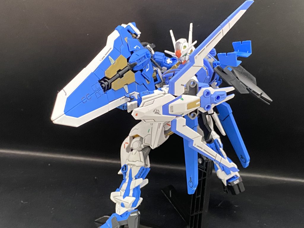 独自ギミックとしてビットオンフォーム時にシールドを弓のように展開しタクティカルアームズを超高速度で撃ち出す必殺技。