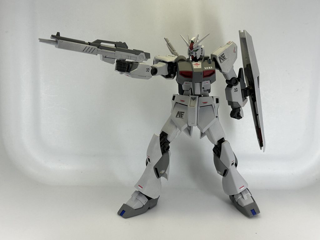 EGでサーベル刃がないのでライフルで射撃ポーズでも。射撃テスト中でしょうか?w カラーリング違うだけで随分雰囲気変わるもんだと改めて思いました。